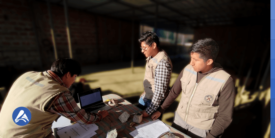 Foto de nuestros distintos asociados identificando muestras de mano en la litoteca de Alfarillo Group.