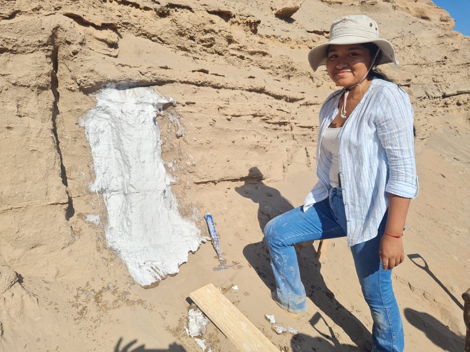 Foto de nuestra asociada Patricia Tapia en terreno realizando el procedimiento para la extracción de un monolito.